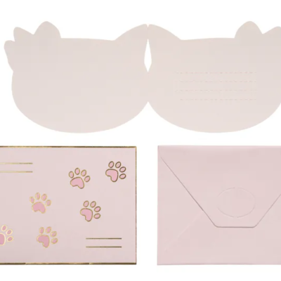 Papelaria decorativa rosa com padrão de patas e formas de gato