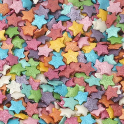 Confeitos coloridos em forma de estrelas brilhantes