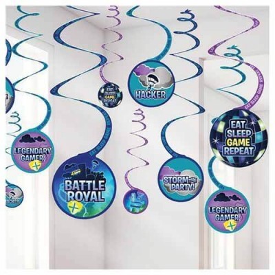 Decoração suspensa com círculos temáticos de videojogos e texto em azul e roxo