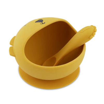 Taça infantil amarela em silicone em forma de animal com ventosa na base e colher.