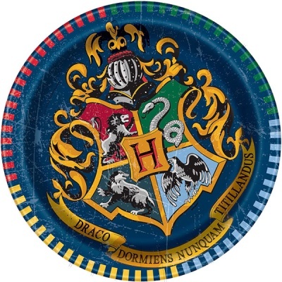 Prato de papel azul com brasão colorido de Hogwarts e lema em latim