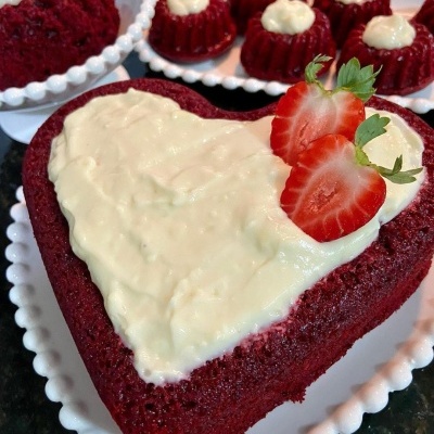 Bolo coração vermelho com cobertura branca e morangos