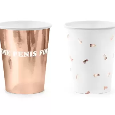 Dois copos de papel com padrão temático prateado e branco