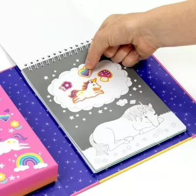 Livro de atividades com desenho de unicórnio a colorir e autocolantes coloridos