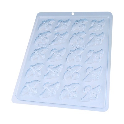 Forma de plástico translúcido com cavidades em forma de peixes