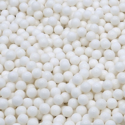 Muitas esferas brancas lisas e brilhantes