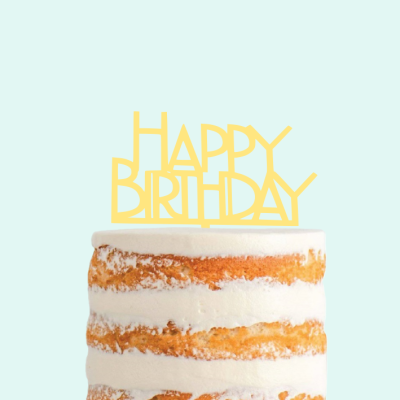 Bolo de aniversário com cobertura branca e decoração HAPPY BIRTHDAY amarela