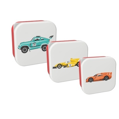 Três caixas brancas com contornos vermelhos e carros de corrida desenhados nas tampas.