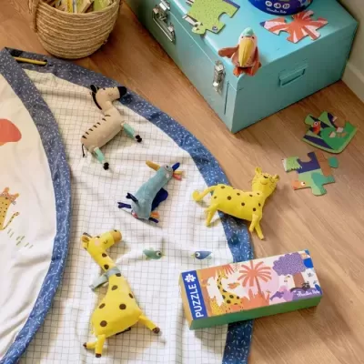 Tapete de brincar com brinquedos e caixa de puzzle