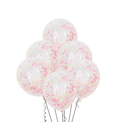 Seis balões transparentes com confetes rosa e amarelos amarrados com fitas pretas