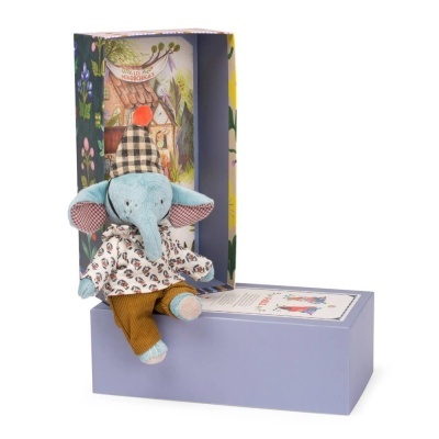 Pelúcia elefante azul com roupa e chapéu em caixa lilás aberta