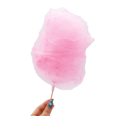 Algodão doce cor-de-rosa segurado por uma mão com unhas pintadas