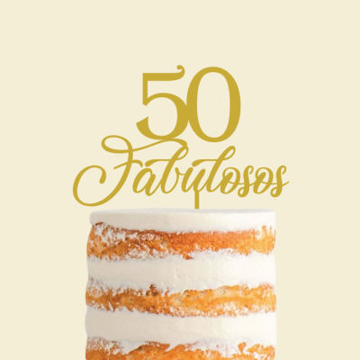 Bolo com cobertura branca e topper dourado 50 Fabulosos