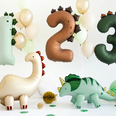 Balões de festa números e dinossauros em cores pastel com decoração de bolas de papel