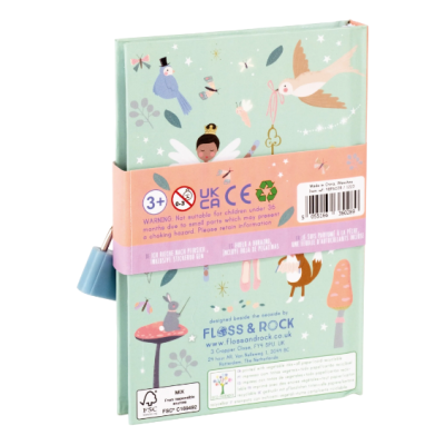 Caderno infantil verde com ilustrações de fadas e pássaros e faixa cor de pêssego com símbolos e informações.