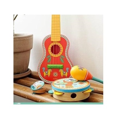 Conjunto de brinquedos musicais em madeira colorida com guitarra, tamborim, maraca e pandeiro num banco de madeira