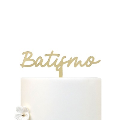 Topo de bolo com a palavra Batismo em dourado e flor branca