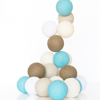 Bolas decorativas coloridas empilhadas em torre