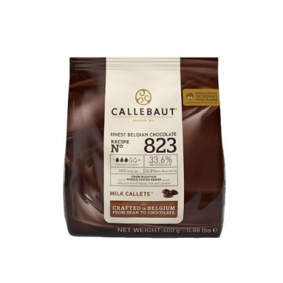 Pacote castanho de chocolates Callebaut Milk Callets com etiqueta branca e texto detalhado.