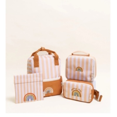 Conjunto de bolsas riscas bege e branco com estampas de arco-íris em fundo claro