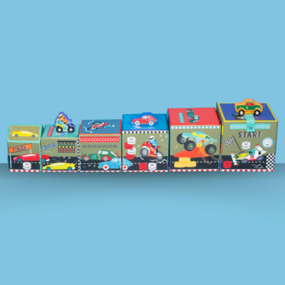 Conjunto de seis caixas de madeira decoradas com carros de corrida coloridos