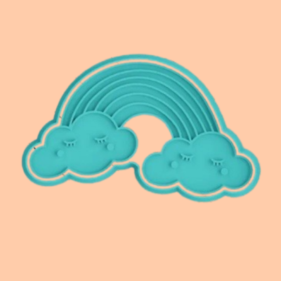 Forma silicone azul-turquesa arco-íris com nuvens sorridentes fundo pêssego