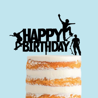 Topo de bolo preto com texto HAPPY BIRTHDAY e silhuetas de skate e patins num bolo de camadas com creme branco.