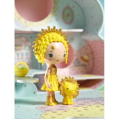 Boneca amarela com mini leão no fundo decorado colorido