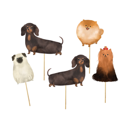 Toppers decorativos de festa em forma de cães em tons castanho, preto e bege com hastes finas de madeira.