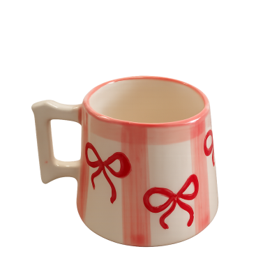 Caneca de cerâmica com listras rosa e desenhos de laços vermelhos