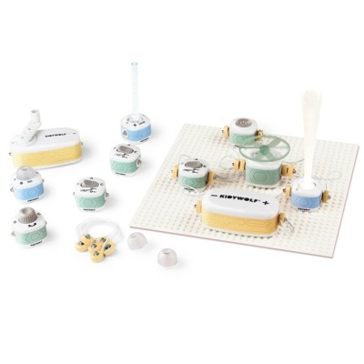 Blocos modulares electrónicos coloridos com base branca e texto KIDYWOLF+