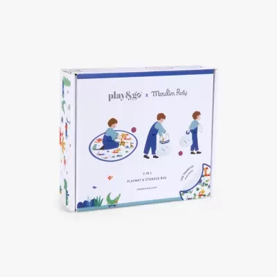 Embalagem play&go x Moulin Roty com ilustração de criança a usar almofada de atividades e saco de armazenamento.