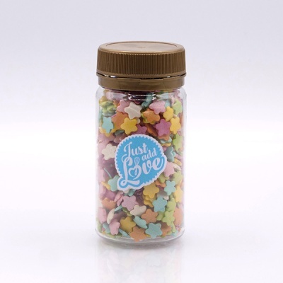 Frasco transparente com confeitos coloridos em forma de estrela e etiqueta azul