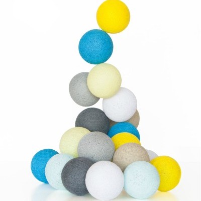 Bolas coloridas empilhadas em formato triangular sobre fundo branco