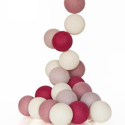 Bolas decorativas em cores rosa, vermelho e branco com textura de fio