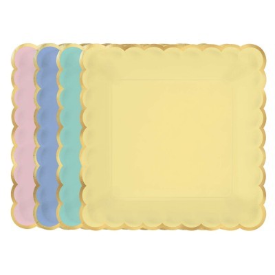 Quatro pratos quadrados de papel coloridos com bordas douradas