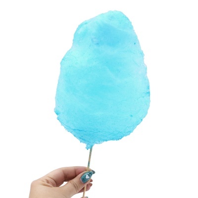 Balão de algodão-doce azul em palito segurado por mão feminina com unhas azuis decoradas