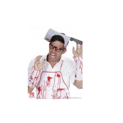 Homem com camisa e avental manchado de sangue falso e machadinha na cabeça