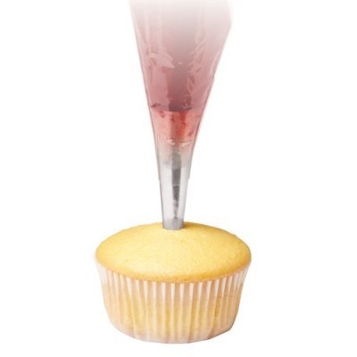 Cupcake amarelo com saco de pasteleiro a decorar