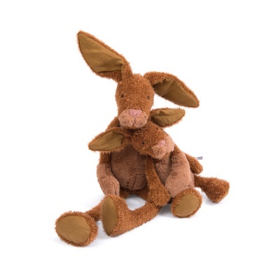 Dois coelhos de peluche castanhos sentados juntos em fundo branco