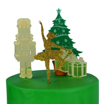 Topo de bolo com soldado de brinquedo, bailarina dourada, árvore de Natal e presentes