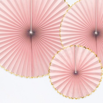 Três leques decorativos de papel rosa com bordas douradas