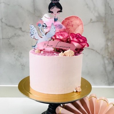 Bolo rosa claro decorado com flores e figuras de princesa e cisnes