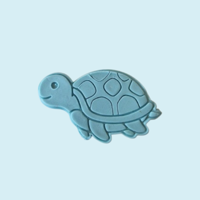 Brinquedo de tartaruga azul sobre fundo azul claro