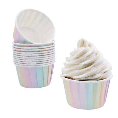 Copos para gelado de papel em cores pastel com um copo cheio de gelado branco.