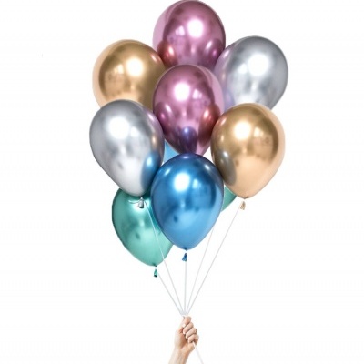 Balões metálicos coloridos a serem segurados por uma mão sobre fundo branco