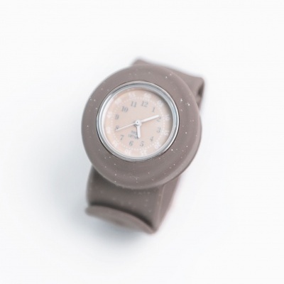 Relógio de pulso cinzento com mostrador rosa claro e números brancos