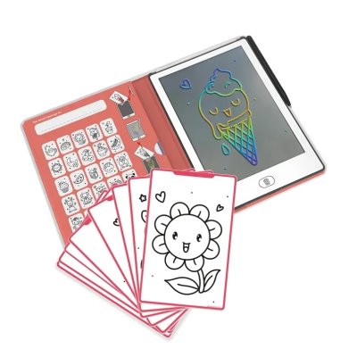 Tablet branco com estojo rosa, desenhos coloridos e cartas para colorir
