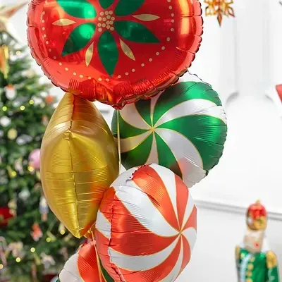 Balões metálicos coloridos com padrões natalícios num ambiente festivo
