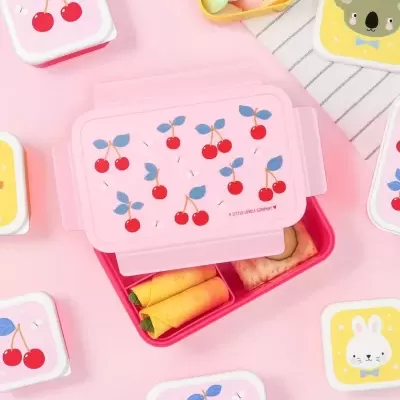 Caixa de almôndega rosa com cerejas e wraps dentro